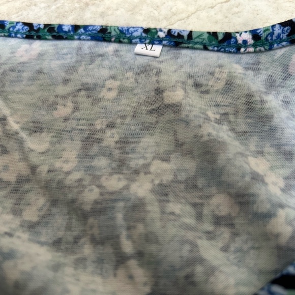 NWOT Pretty Floral Top - Picture 7 of 8